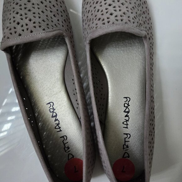 NWOT(has sticker price) Tan super comfy flats - Picture 1 of 4